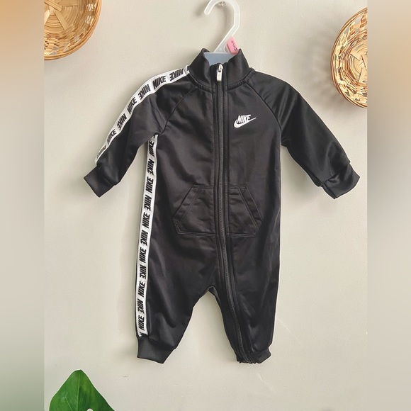 Nike Other - ✔️Nike✔️ Infant Baby Gender Neutral Black Zip Up Bodysuit 6M